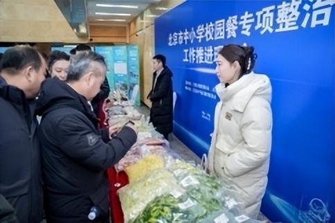 北京下死命令了：在2027年底前，所有中小学必须告别“校外配餐	”