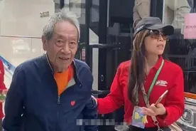 心疼78岁王奎荣，一头白发，还要与小37岁娇妻一起，抚养年幼子女图片