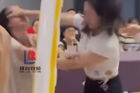 网传游乐场惊现“母战”风暴！孩子泪眼见证，欢乐何在？！图片