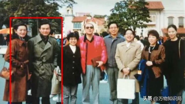 “外交男神”王毅年轻旧照，与妻子罕见同框，岳父曾是周总理秘书
