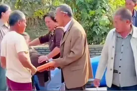 丢人现眼！接亲路上遇陌生老头拦车“讨喜”，做法极端惹众怒！图片