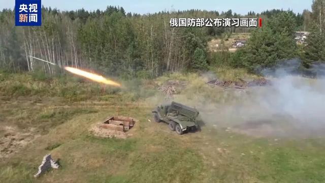 普京身着军装出席俄白“西方-2025”联合军演，普京表示：10万名军人参加演习，约1万套武器装备系统参与其中