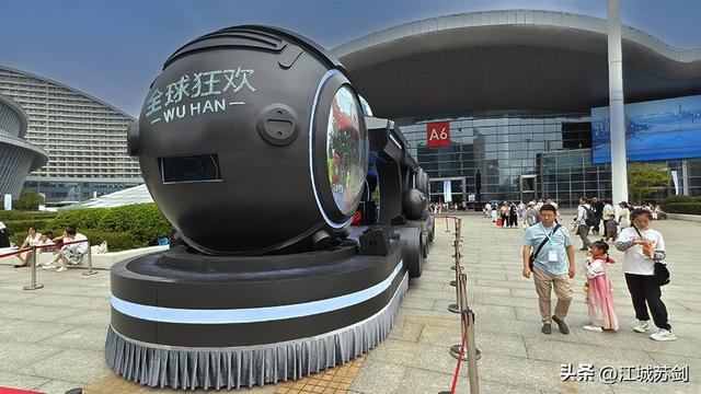 走进武汉国博中心，领略花车魅力