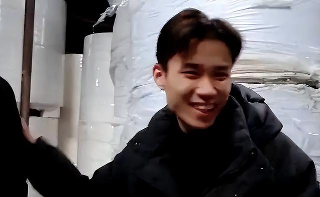 5年前，靠倒卖口罩一年赚60亿元	，住5万一夜酒店的他，如今咋样了