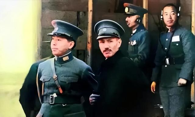 1928年，杨宇霆被枪决前和张学良合影，注意看站姿，早已分道扬镳