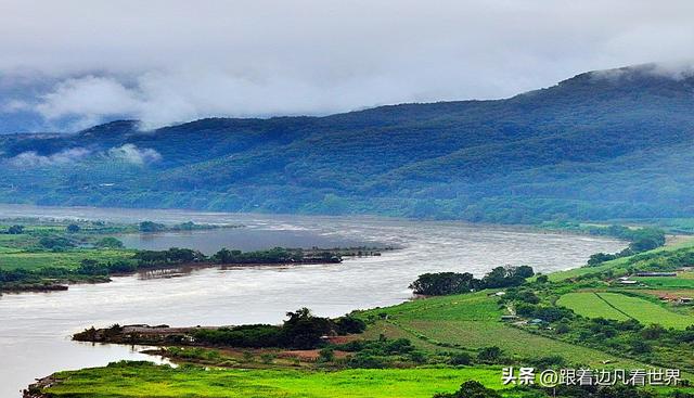 《西双版纳 澜沧行》西双版纳傣族园 傣寨与佛塔相映的热带画卷