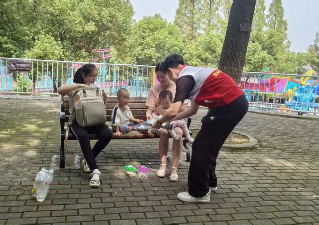 鄂州这些红十字志愿者在莲花山景区服务，赢得了游客们的广泛赞誉