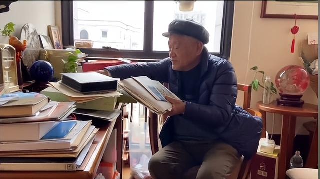 90岁牛犇近况曝光，做饭环境脏乱差，用塑料瓶保温菜、拖把当拐杖