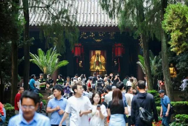 成都登上境内游热门目的地