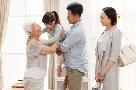 妈妈见了女儿月子血，家里穷的赛如铁图片
