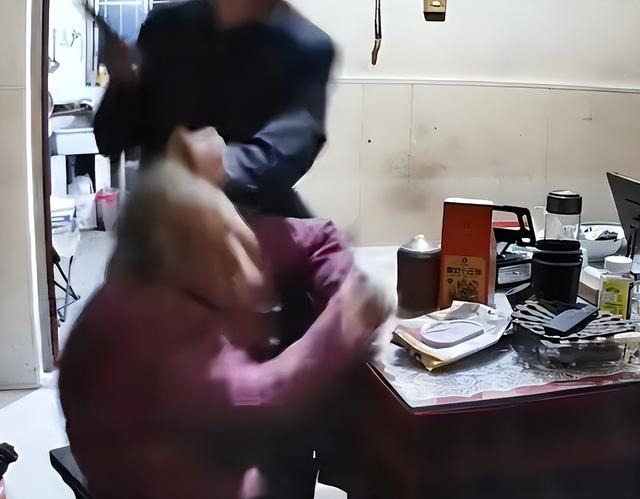暴打母亲男家境曝光！拆迁户不差钱，老人常年不开心，邻居透露更多