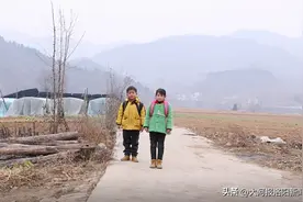 山区孩子新年期盼：自行车载兄妹情 羽绒服暖求学梦图片