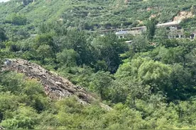 晋观察｜山西临汾市乡宁县农村公路工程抛散工程垃圾、破坏山体环境，当地多部门介入调查图片