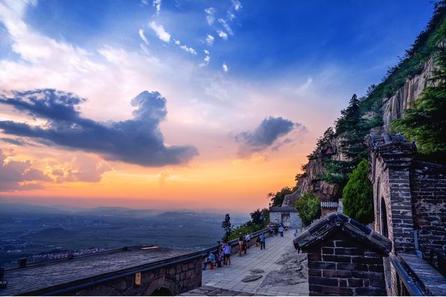 夜游响堂山，邂逅一场穿越千年的浪漫