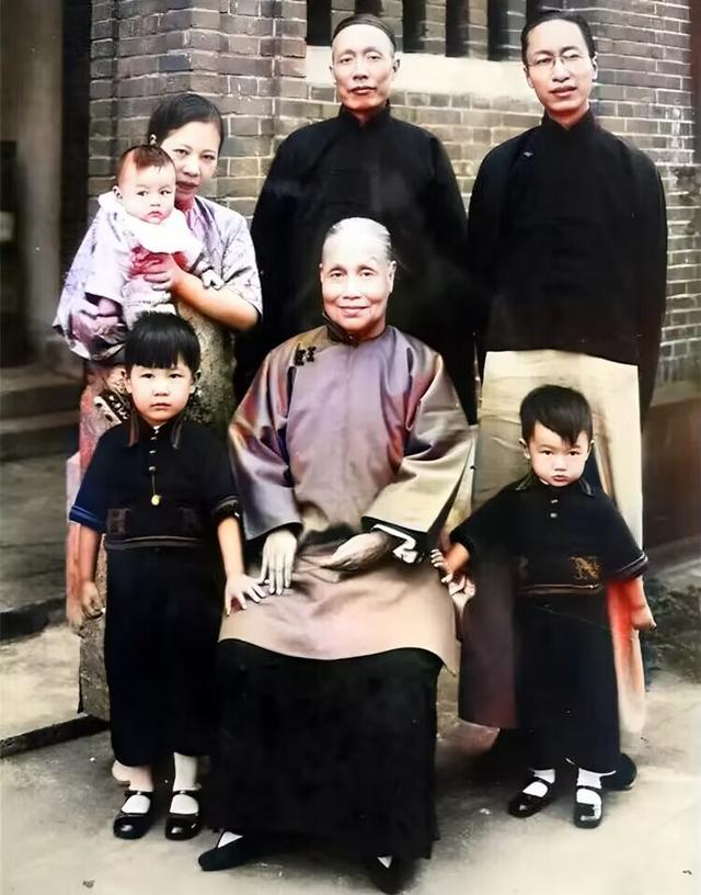1941年，曾纪芬晚年一张珍贵留影，她虽年事已高，却依旧精神矍铄