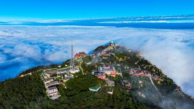 秋雨之后，泰山之巅云海翻涌似仙境
