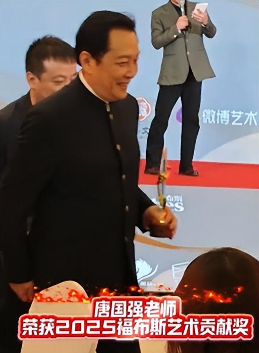 没想到，73岁唐国强受邀观礼阅兵刚一个月	，竟再令所有人刮目相看