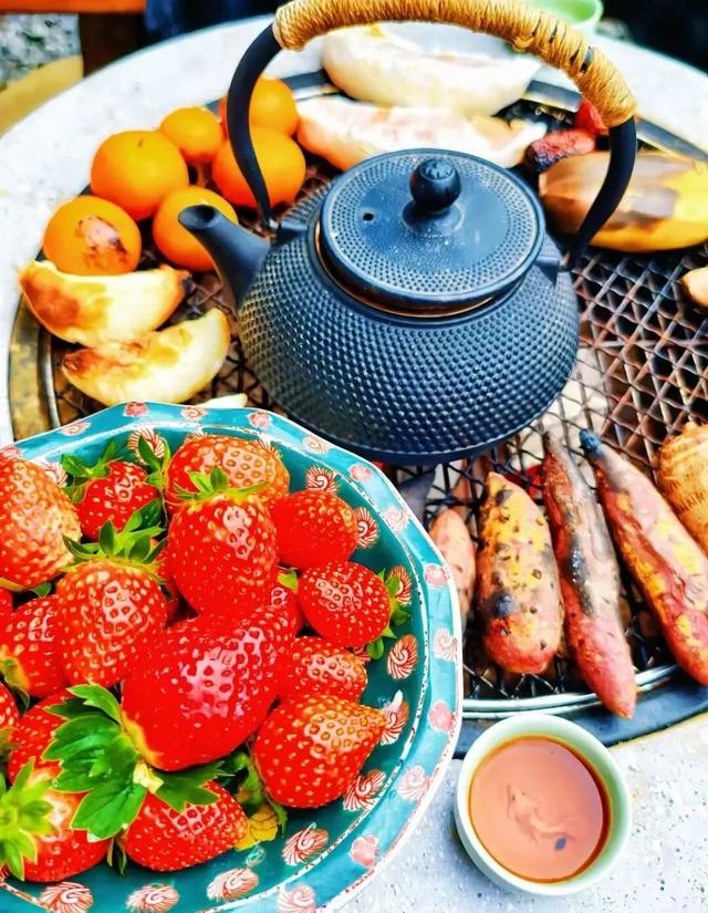 成都双子塔巨幕喊你赴约:“天气凉了,去米易吧!”