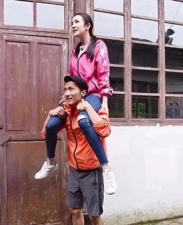 王菲看了受得了吗？俩人这么亲密
