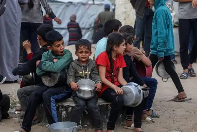 枪声里的日常：加沙家庭白天躲空袭抢粮，夜晚躲废墟帐篷忍饥寻水