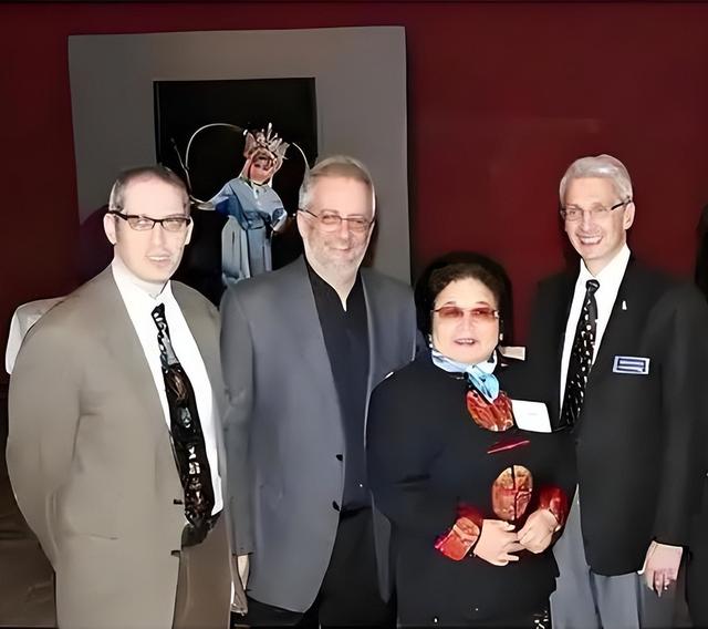 吃里扒外、永不回国？带30名演员留美不归	，如今年过花甲归来