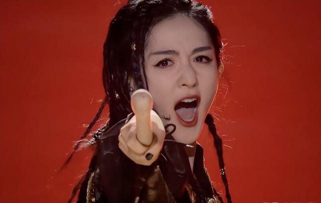 何炅也没想到，《快本》停播仅4年，谢娜的主持界地位已高不可攀