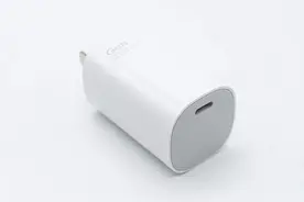 体积小巧，米系用户闭眼入，小米120W小布丁充电器充电兼容性测试图片