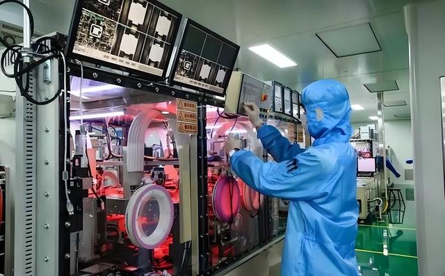 中国首台纳米压印光刻机交付：打破美国垄断，国产芯片换道超车！