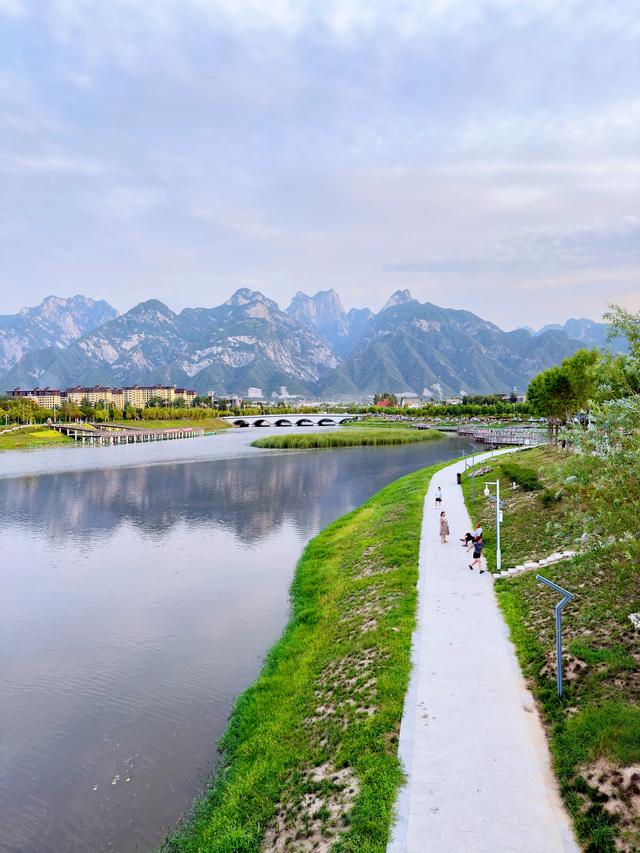华山脚下（华阴市一河两岸生态廊道）