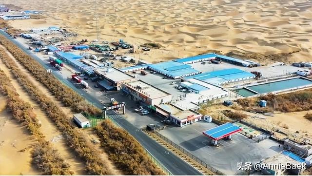 中国最大沙漠中唯一的城市，生活着2万人，周边300公里被黄沙覆盖