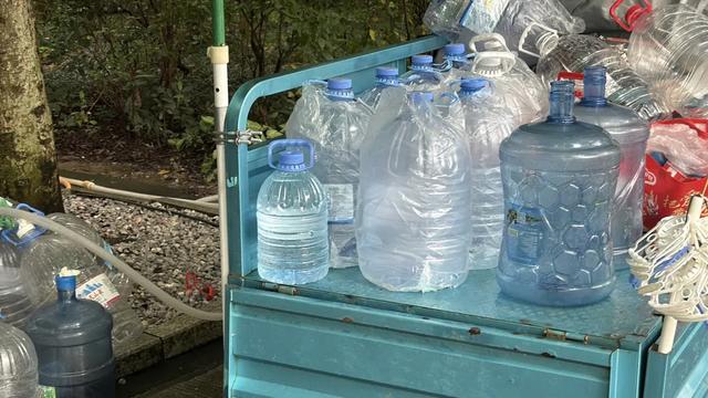 南宁青秀山脚下的水源地,来取水的人络绎不绝,你喝过这里的水吗