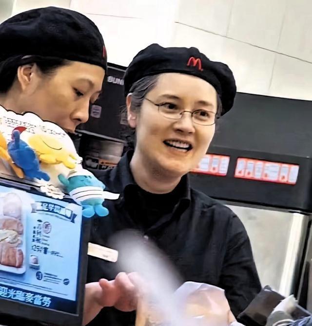 港片三级片昔日女主	，今为便利店清洁员，富贵过后十年漂泊