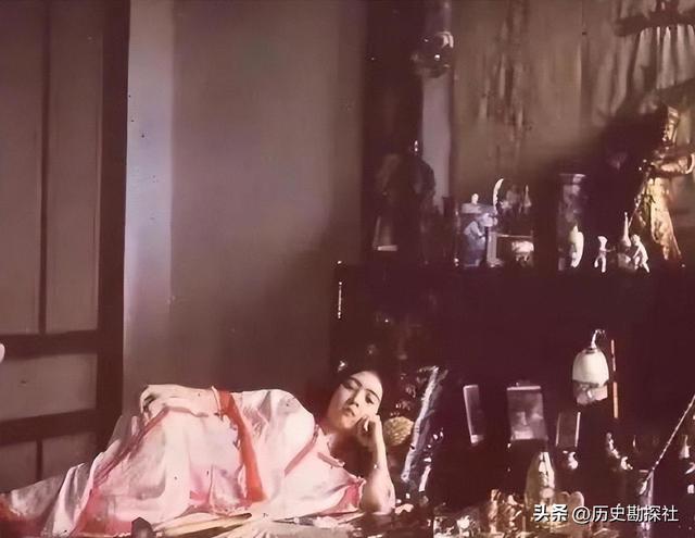 晚清老照片：女子躺洋人怀里抽大烟，男子带八位老婆逛街