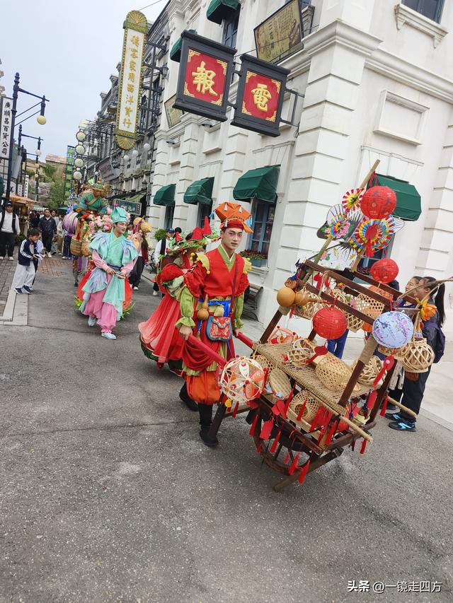 走进郑州中牟建业电影小镇，看各种特色表演，还能参与互动项目。