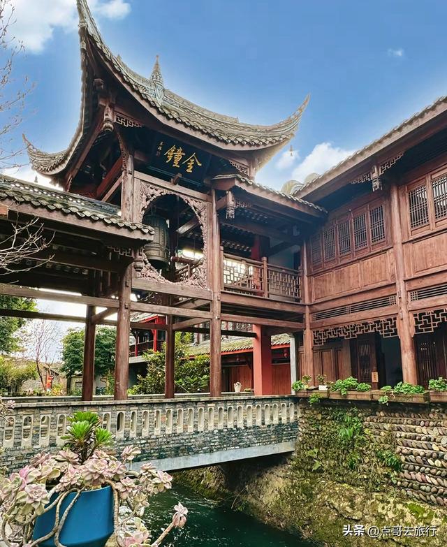 成都大邑最精致寺庙，钟鼓楼建于河上，超级漂亮，公共交通可达！