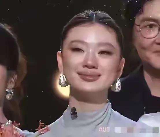 搞不懂单依纯为啥要去丰唇，整得像香肠嘴一样，以前模样多好看啊