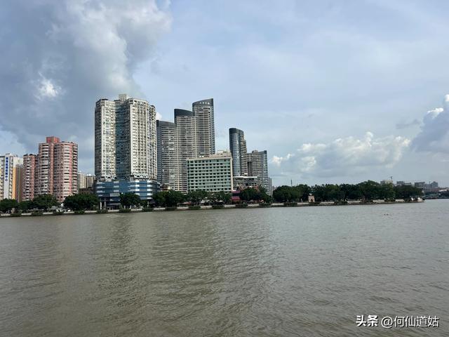 白鹅潭，水阔高楼细，波长行船稀
