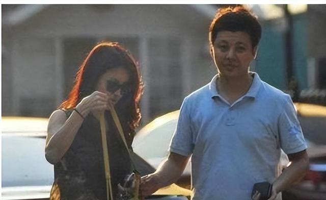 和撒贝宁同居四年，却转身和富豪在一起，没想到如今却沦落至此