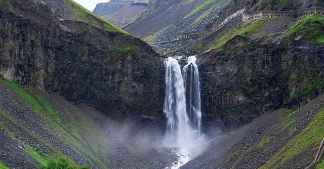 朝鲜人可以在长白山天池游泳，为何中国人却连护栏都不能靠近？
