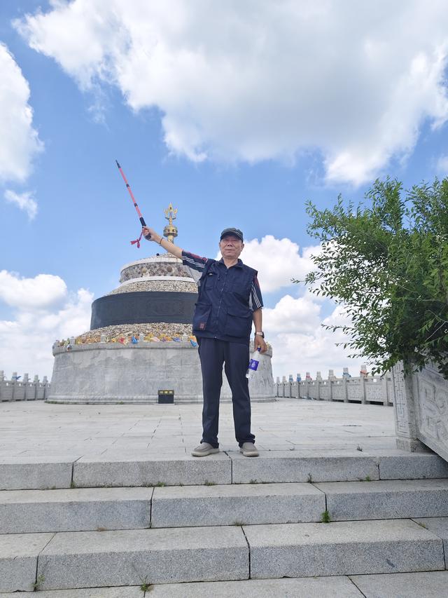 去北极村第四站——东乌。走99号公路我们去爬瞭望山。