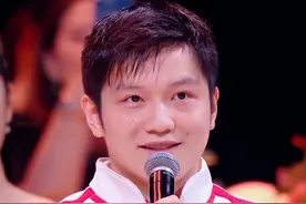 27岁樊振东开心参加晚会，奥运会结束后连续退赛，享受球场外生活图片