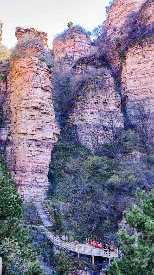 游东太行，望群山 ，感悟‘云海翻腾走龙蛇，绝壁生辉见奇峰’