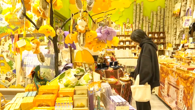 收藏这份“鎏金地图”，喝咖啡、拍银杏、晒太阳