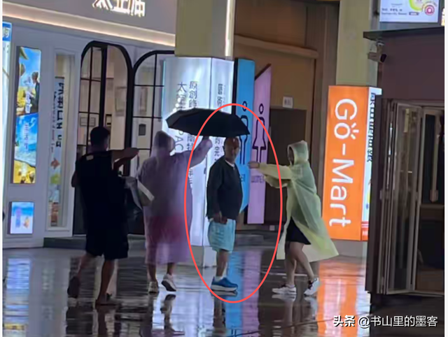 68岁赵本山现身三亚，逛街专人接待，买太多衣服保镖快拎不动袋子