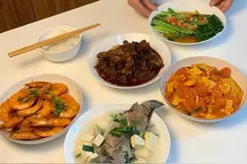 广东女子请保姆做饭，每天做两顿，一个月1600块，网友：1万都值图片