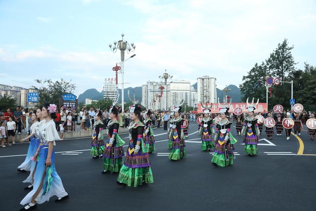 荔波“石榴籽”姑妈秀燃情夏日，点亮樟江文化盛景