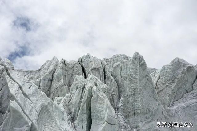 震撼！展琼冰川的万年冰舌颜值太高了！看过此生无憾！