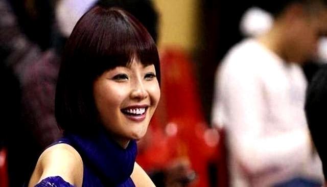 她是易建联的老板娘，身价40亿	，后背纹身性感，年过40仍韵味十足