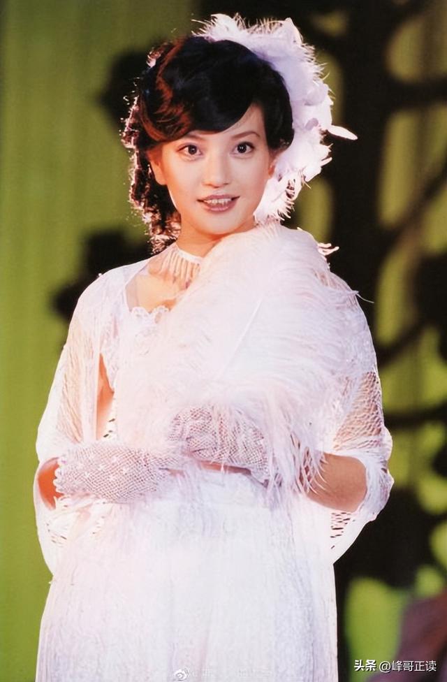 拔出萝卜带出泥！49岁赵薇近况被曝，原来圈内封杀只是冰山一角