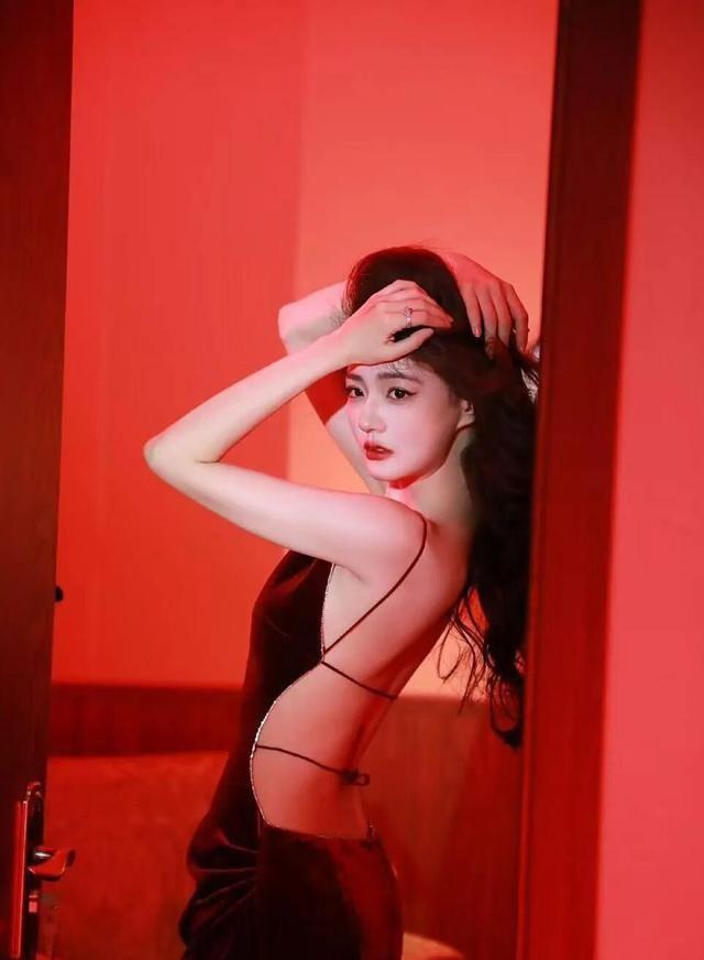 徐璐写真被赞人间水蜜桃！肤白貌美魔鬼身材性感火辣